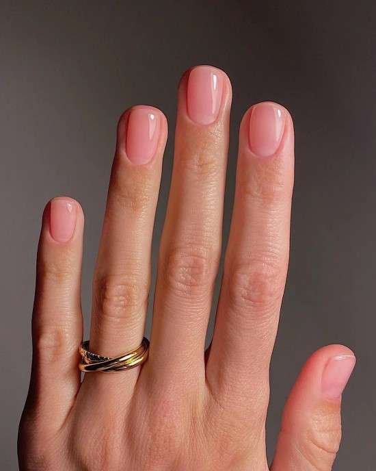 Unhas discretas.