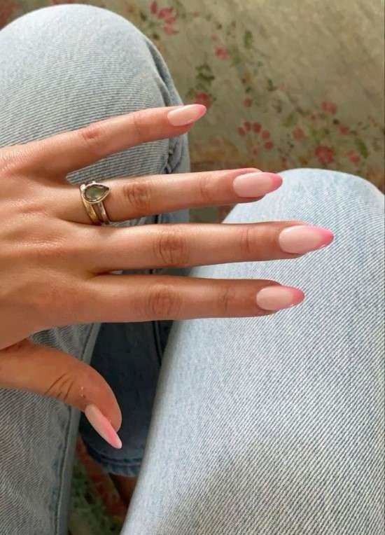Unhas discretas.