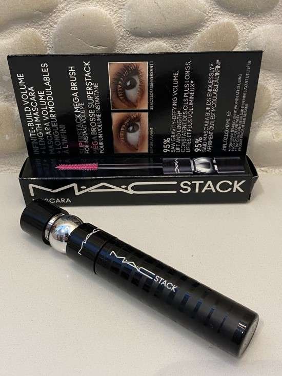 Resenha da máscara de cílios Mac Stack.