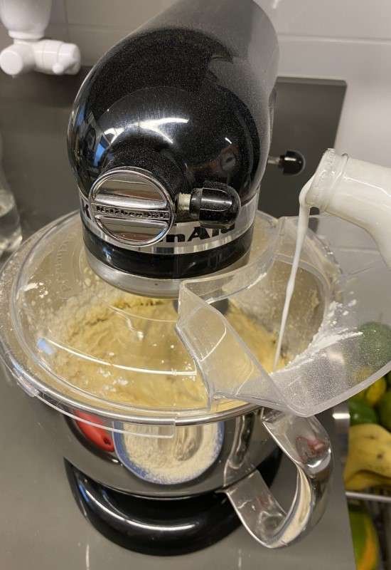 Bolo de limão para intolerantes a lactose.