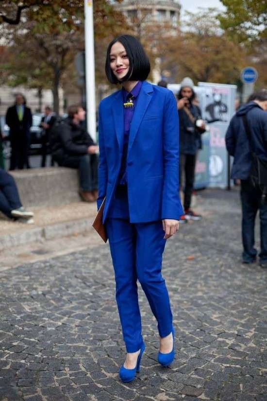 Círculo cromático combinações de moda feminina look monocromático azul.