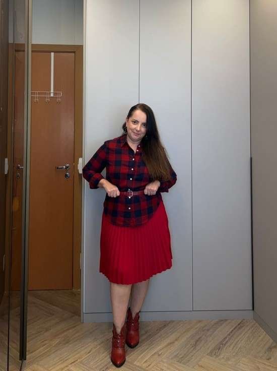 Look com camisa xadrez.