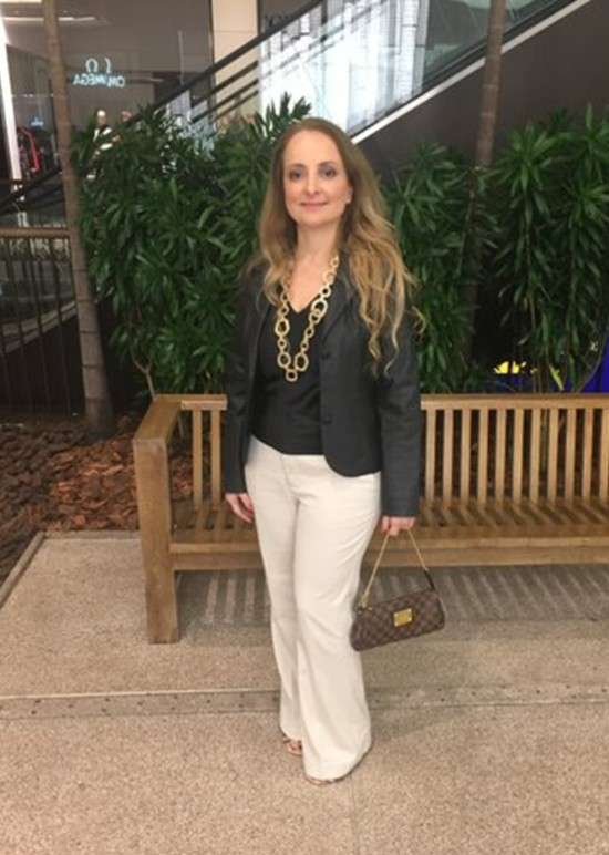 Look preto e branco.