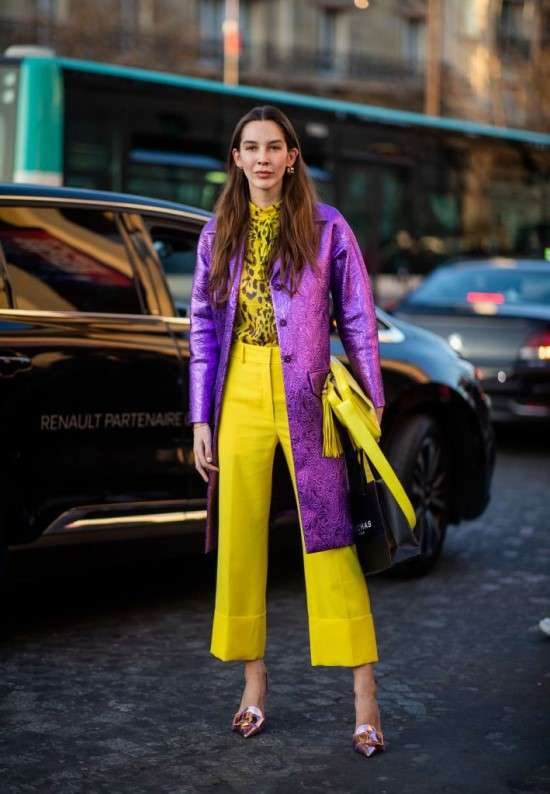 Look com combinação complementar de roxo e amarelo.