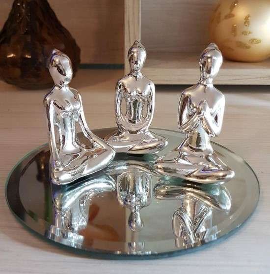 Como decorar a sala gastando pouco: troque os enfeites.
