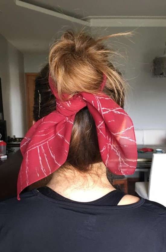 Lenço no cabelo coque.