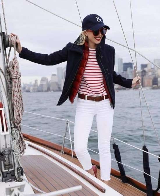 Estilo navy ou estilo náutico feminino.