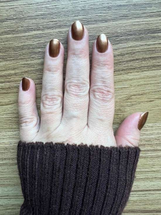 Esmalte dourado.
