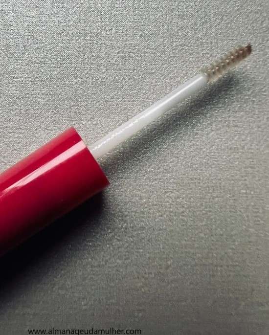 Gel para sobrancelhas.
