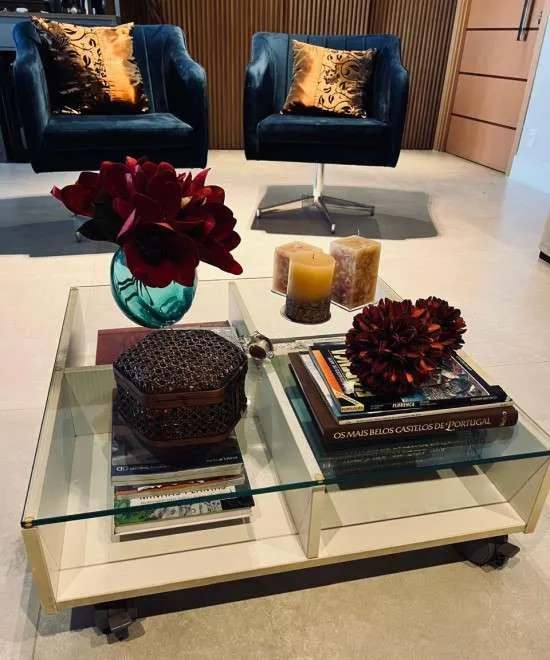 Livros na mesa de centro decoração.