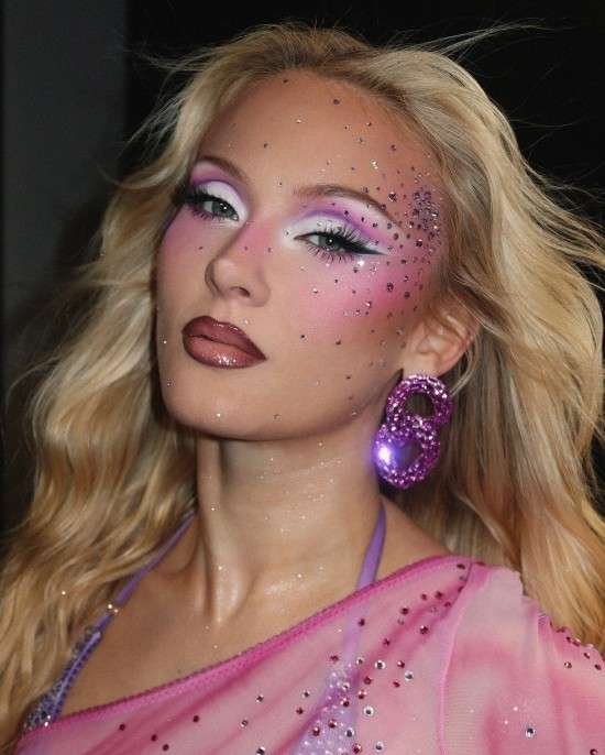 Maquiagem com strass Zara Larsson.