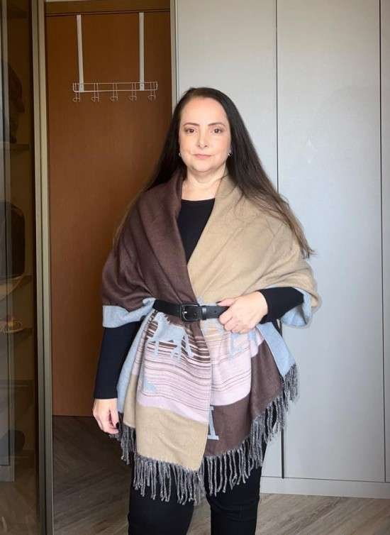 Look poncho com cinto.