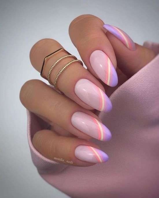Unhas amendoadas rosa, lilás e amarela.