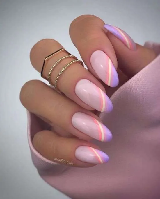 Unhas amendoadas rosa, lilás e amarela.