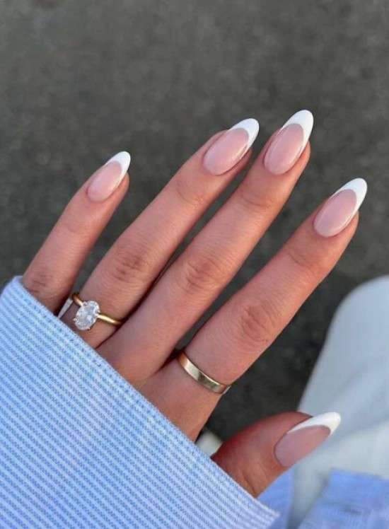 Unhas amendoadas francesinhas.