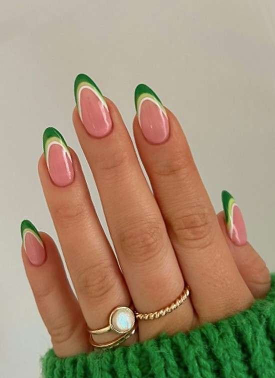 Unhas amendoadas.