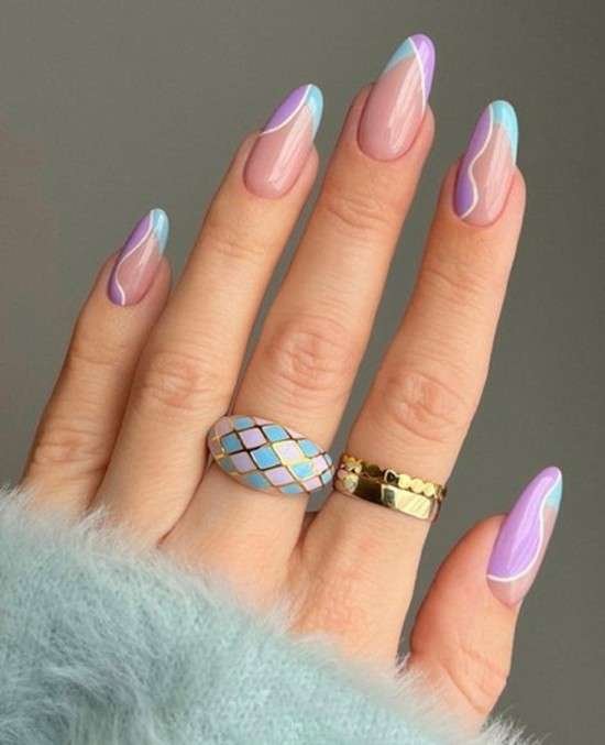 Decorações de unhas.
