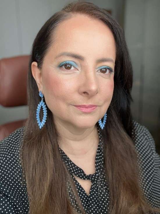 Maquiagem azul.