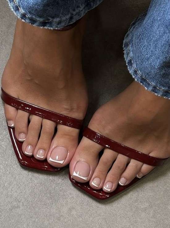 Unhas dos pés decoradas.
