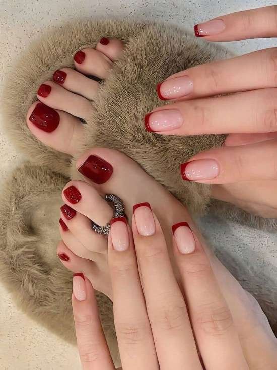 Unhas dos pés decoradas.