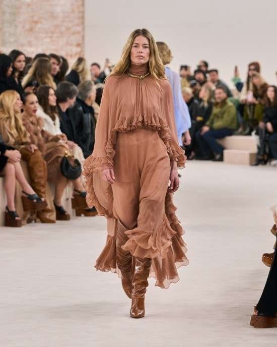 Mocha Mocha cor do Ano 2025 looks moda feminina.