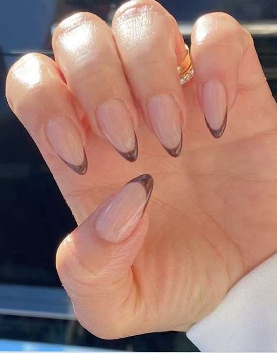Unhas Mocha Mousse inglesinha.
