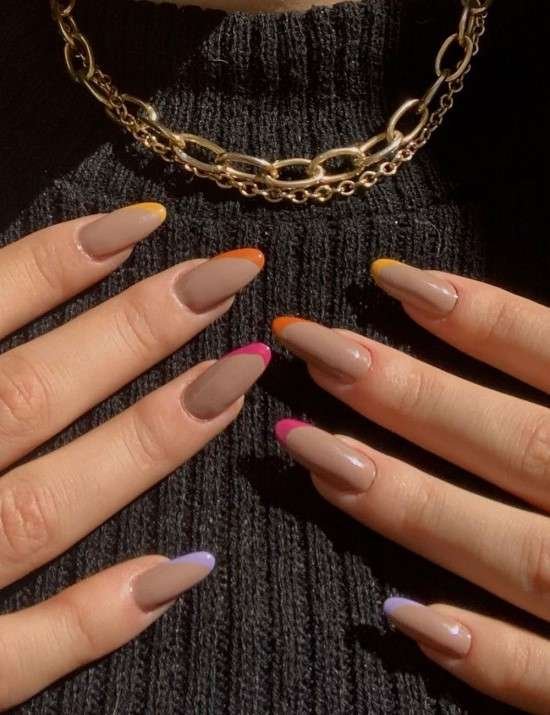 Nail art com esmalte Mocha Mousse.