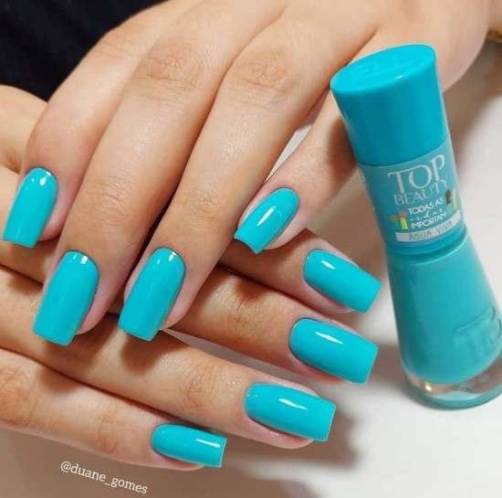 Esmalte azul turquesa.