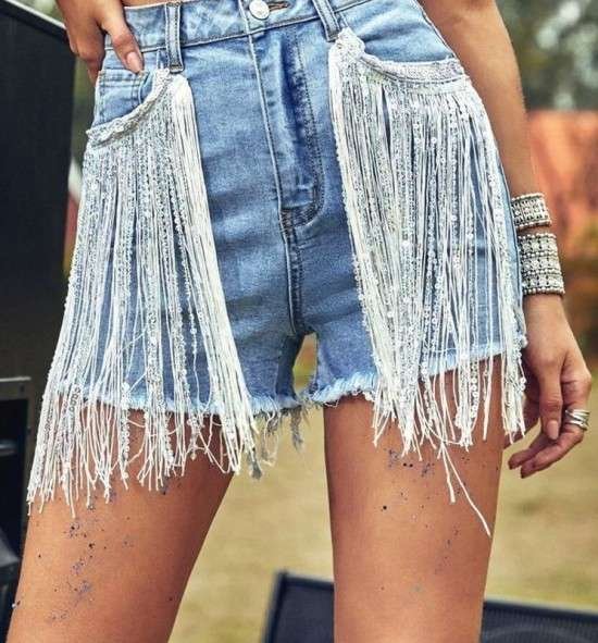 Looks de carnaval com short jeans customizado.