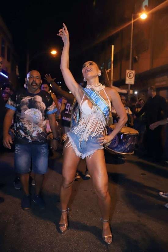 Looks de Carnaval com shorts jeans.