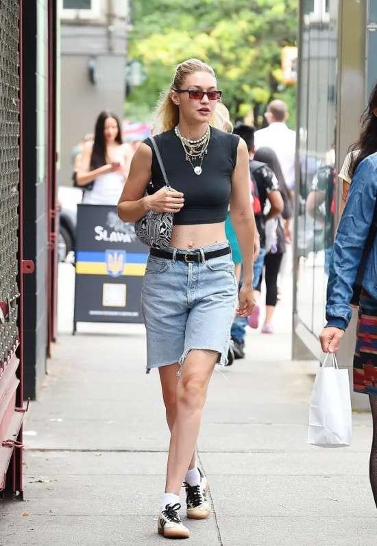 Como usar jorts ou bermuda jeans.