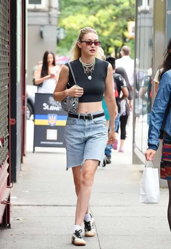 Como usar jorts ou bermuda jeans.