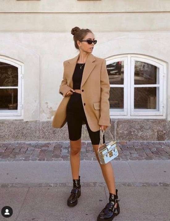 Look com bermuda ciclista e blazer.