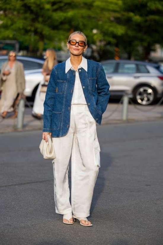 Look com jaqueta jeans terceira peça.