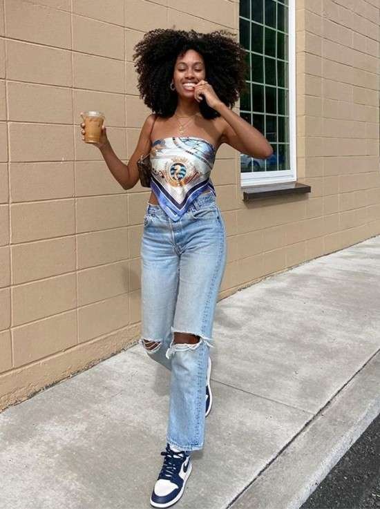 Look com lenço.
