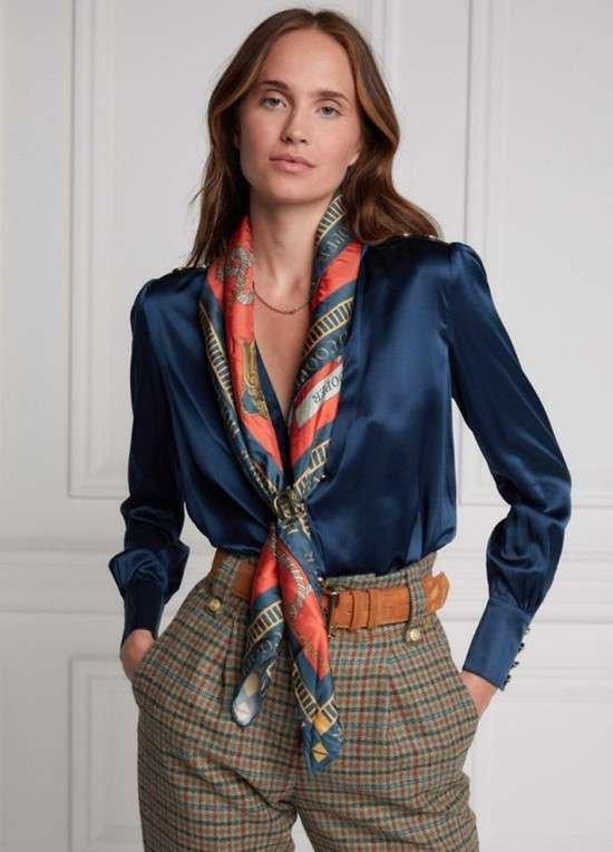 Look com lenço no pescoço e camisa.
