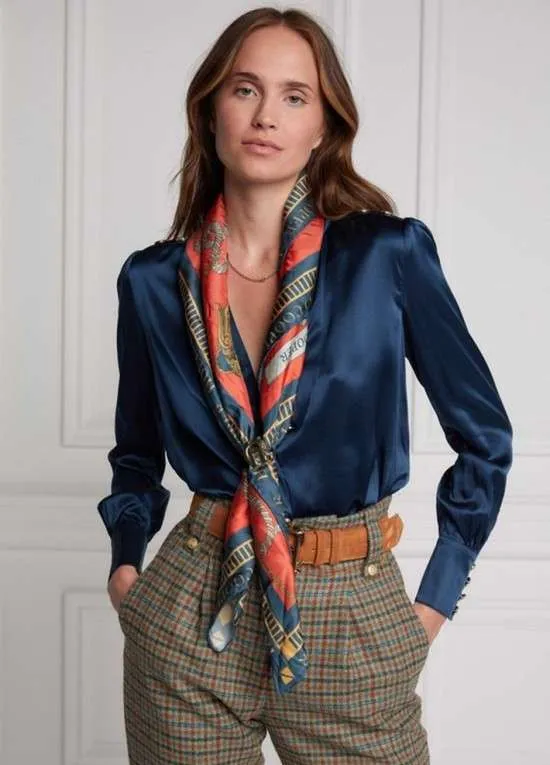 Look com lenço no pescoço e camisa.