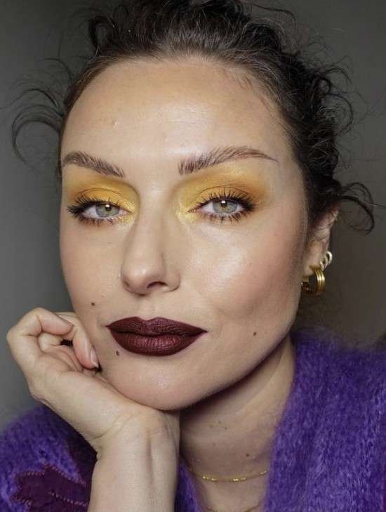 Make dourada com marrom.