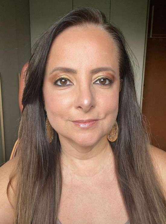 Maquiagem dourada.