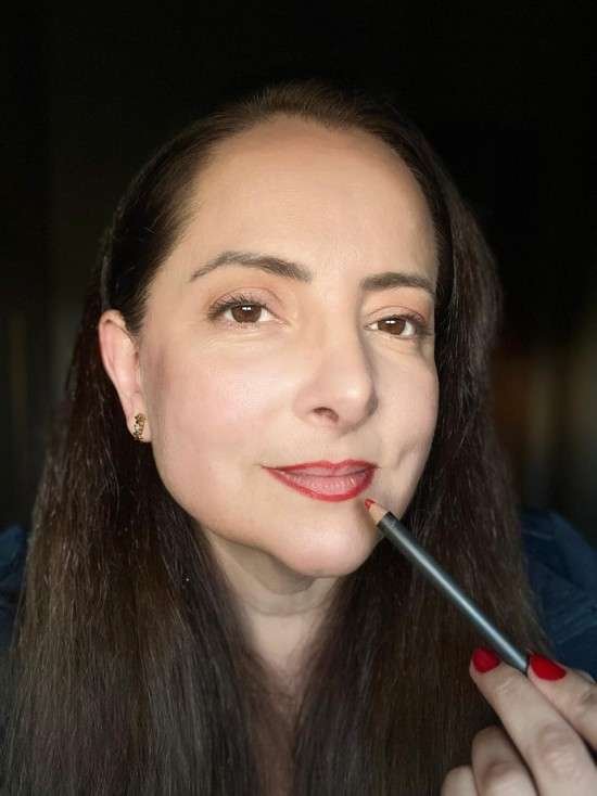 Como contornar os lápis com lápis labial.