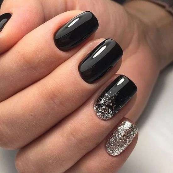 Unhas com glitter.
