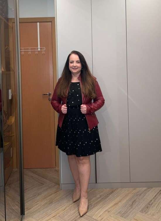 Look com jaqueta de couro.