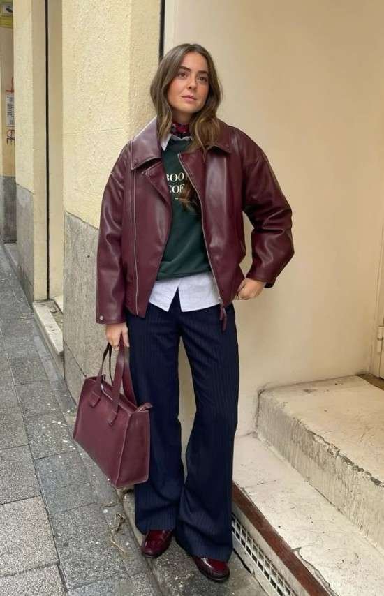 Look com jaqueta de couro vinho.