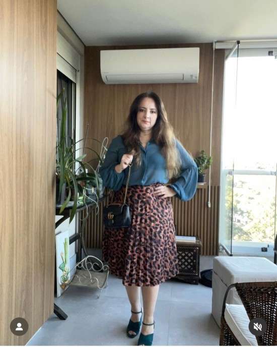 Look com saia midi de onça em como usar animal print.
