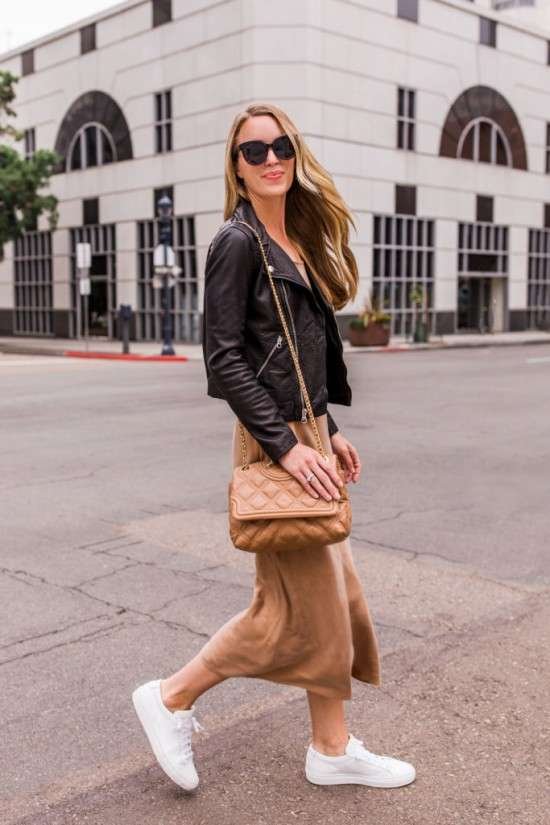 Look com jaqueta de couro e tênis.