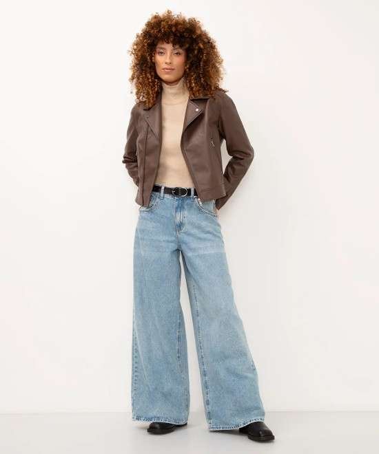 Look com jaqueta de couro.