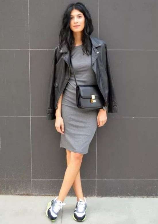 Look com jaqueta de couro e tênis.