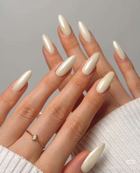 Unhas brilhantes.