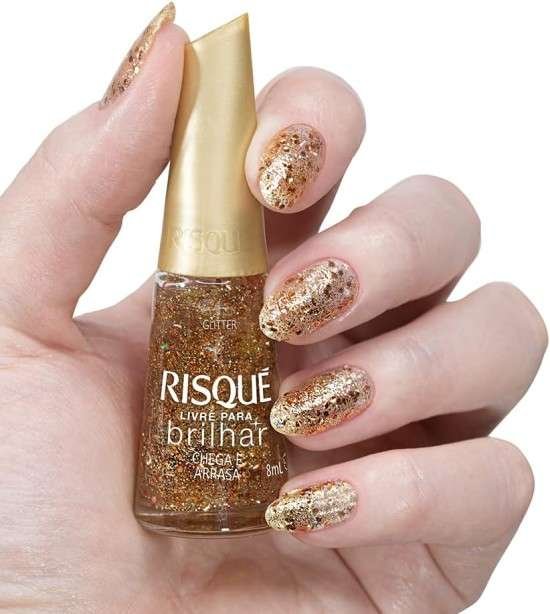 Unhas brilhantes.