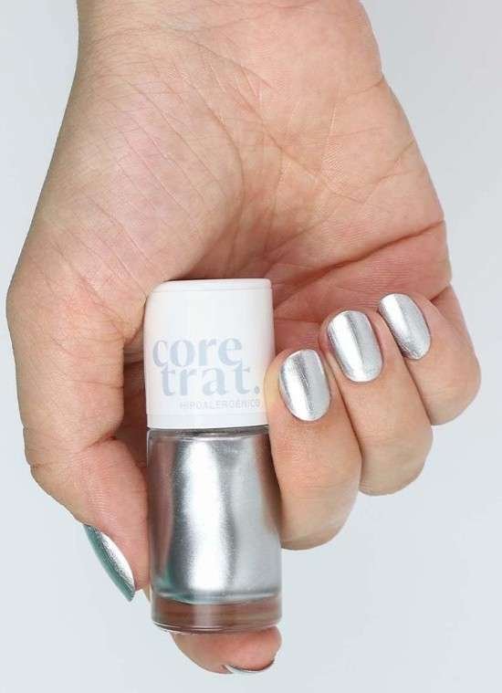 Unhas brilhantes.